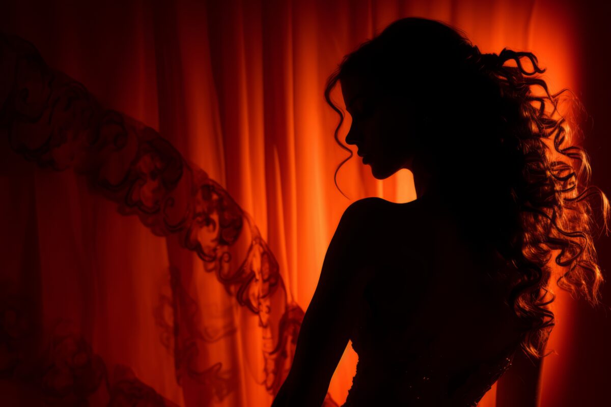 Siluett av kvinna i mjukt ljus